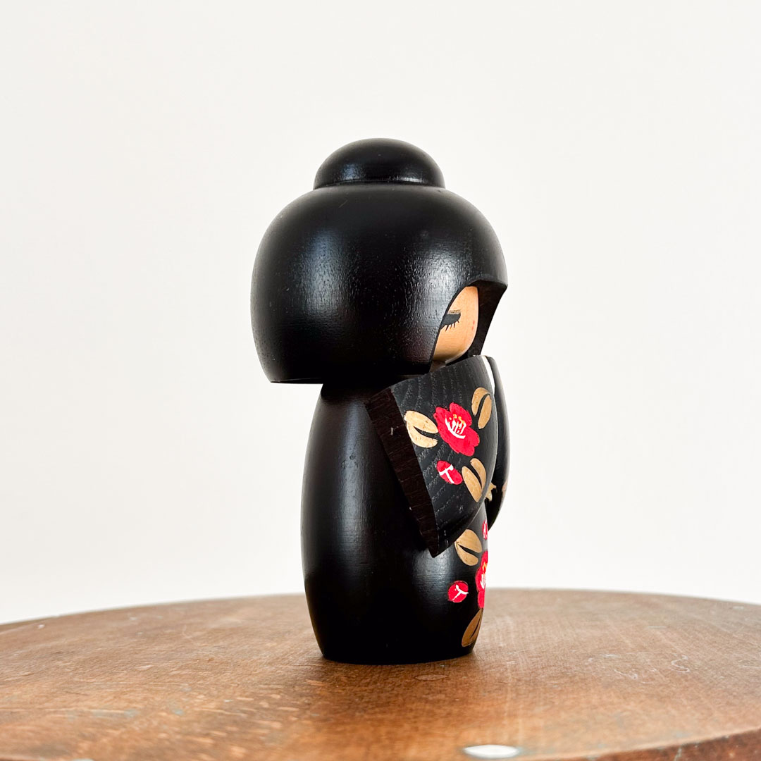 Kokeshi artisanale 15cm – camelias rouges et manches sculpturees - Image 4