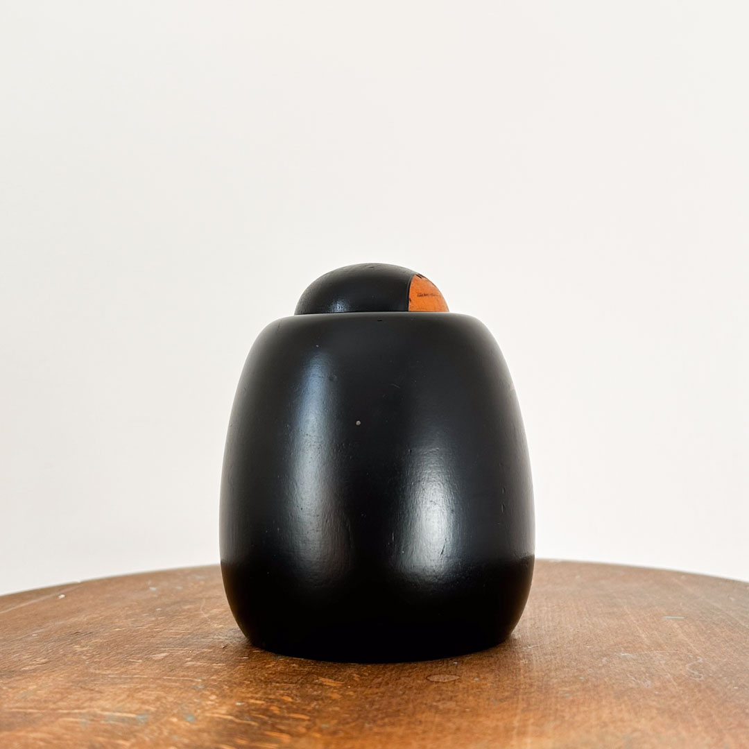 Kokeshi artisanale Toa Sekiguchi 10cm– Poupee creative noire aux feuilles rouges - Image 3