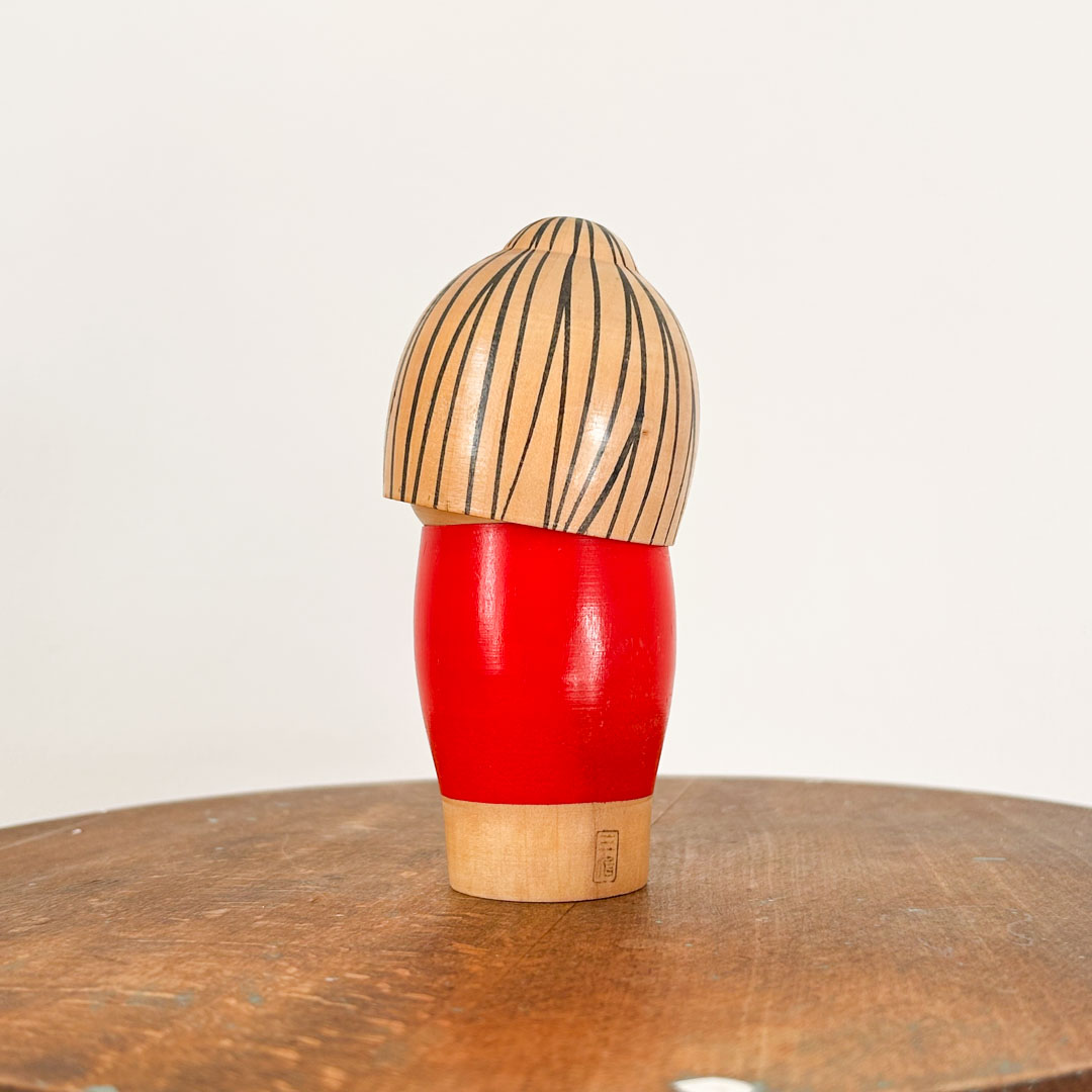 Petite kokeshi Yuzawa Onsen 12cm – Poupee creative vintage au sourire doux - Image 4
