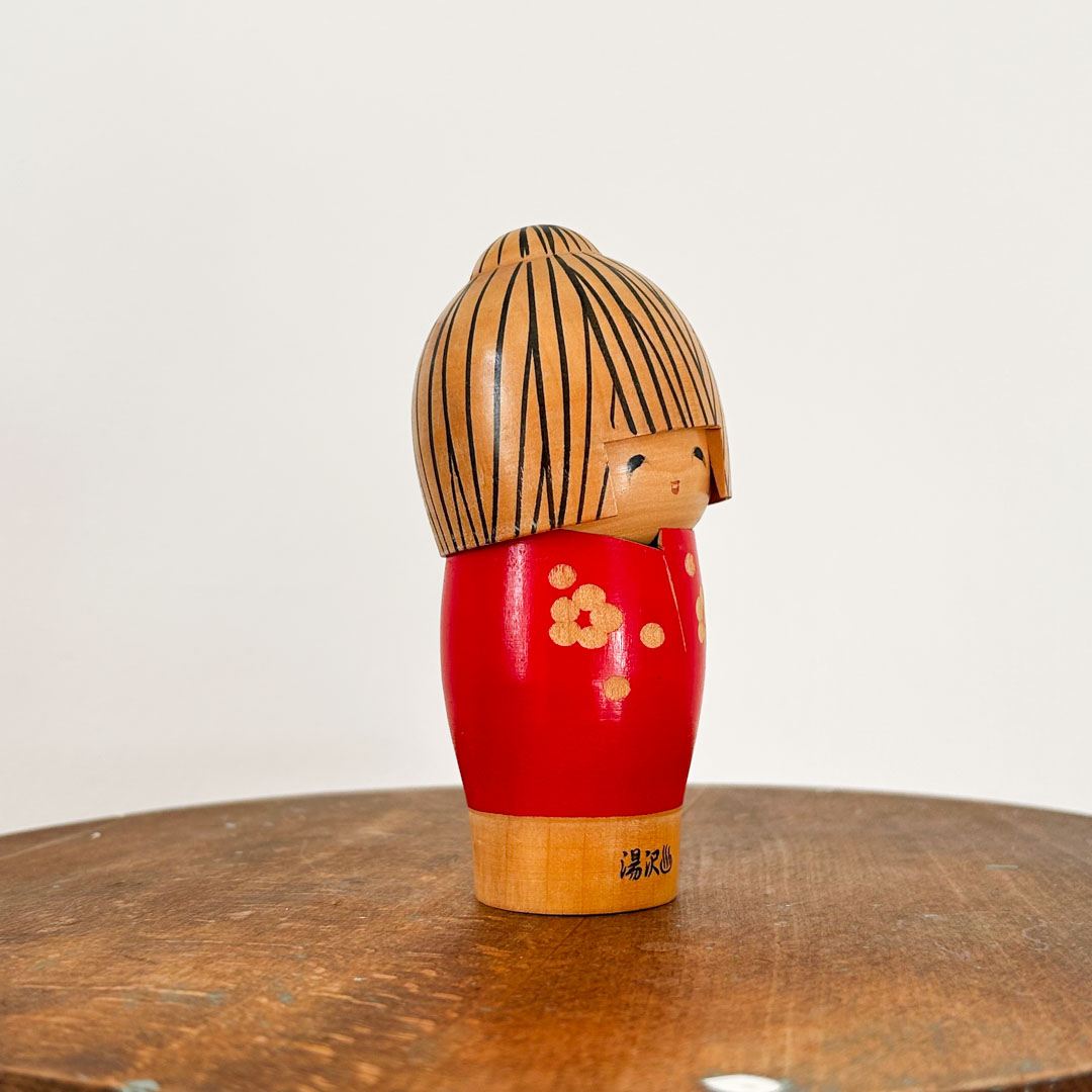 Petite kokeshi Yuzawa Onsen 12cm – Poupee creative vintage au sourire doux - Image 3