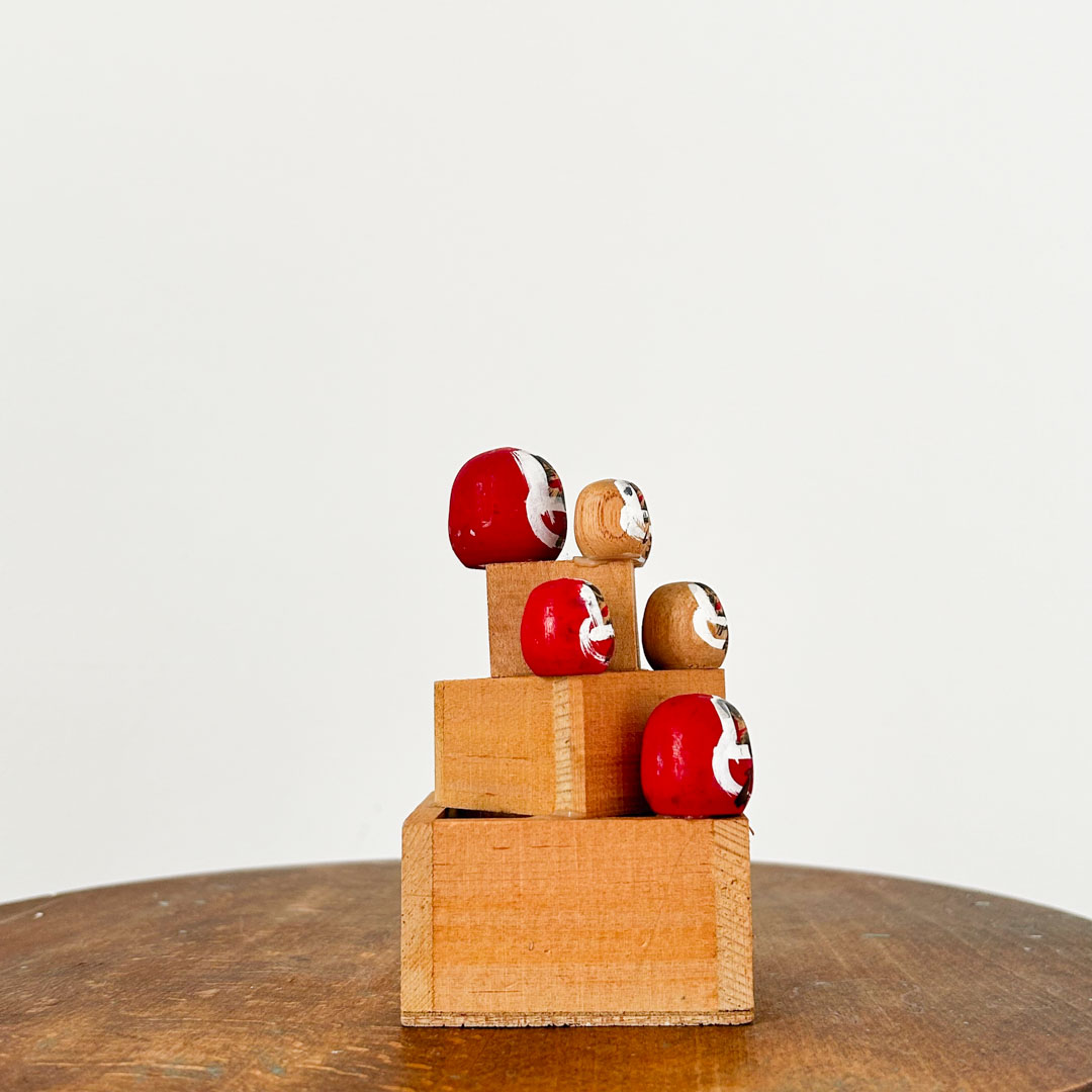 Figurine traditionnelle en bois Masu Daruma 11.5cm – Decoration porte-bonheur vintage avec mini Daruma - Image 3