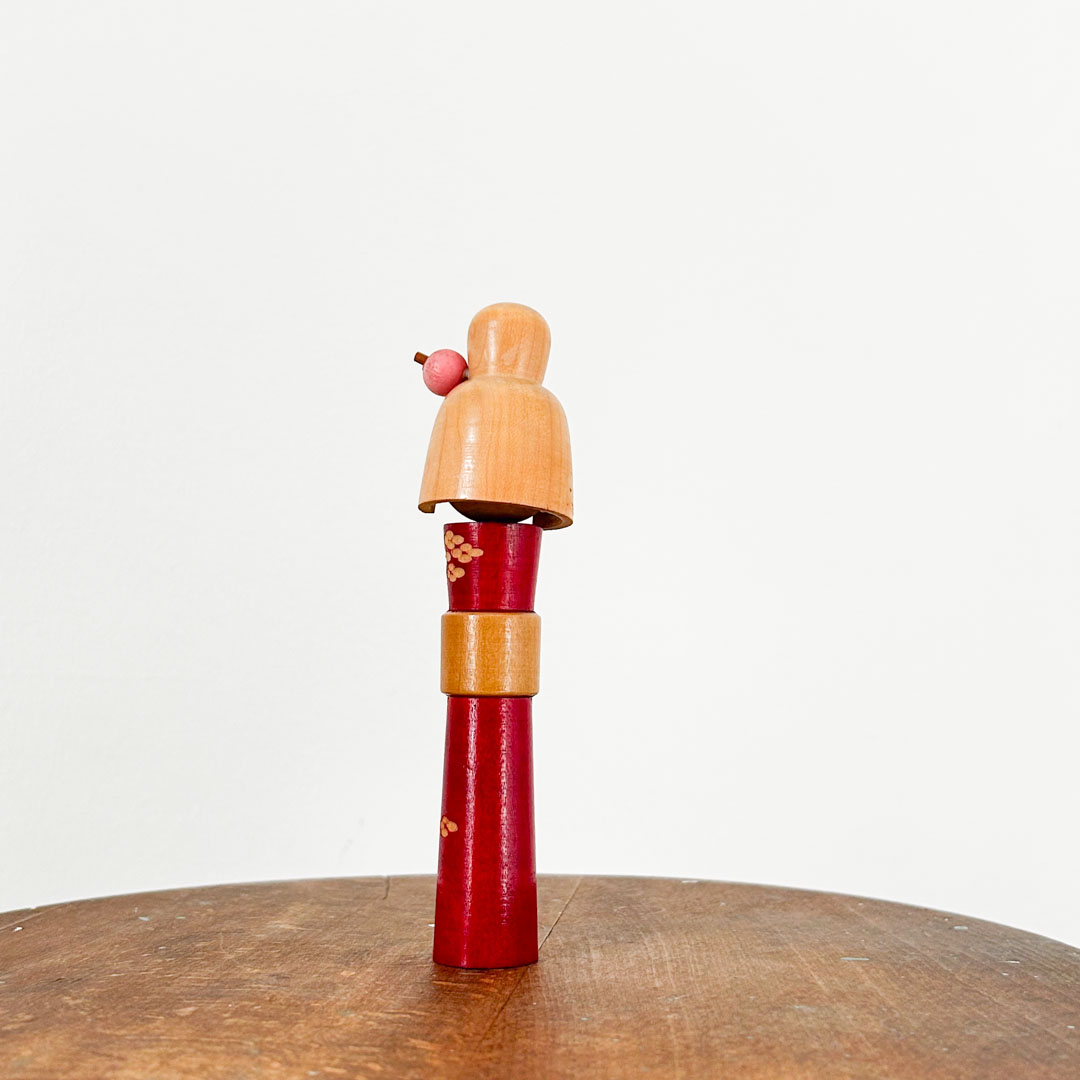 Petite kokeshi artisanale en bois 15cm – ornement capillaire - Image 3