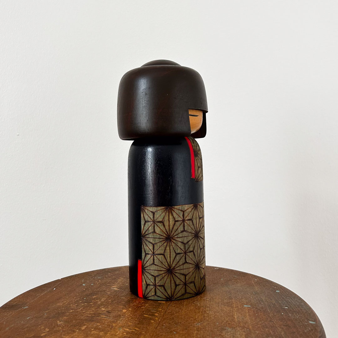 Kokeshi artisanale en bois par Yuji Kawase 24cm – Poupee creative moderne avec gravures Asanoha - Image 3