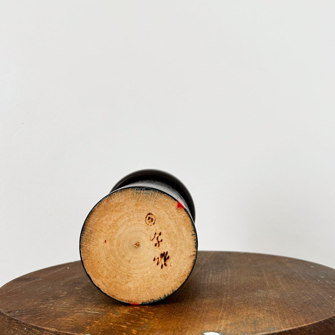 Kokeshi artisanale en bois par Yuji Kawase 24cm – Poupee creative moderne avec gravures Asanoha - Image 4