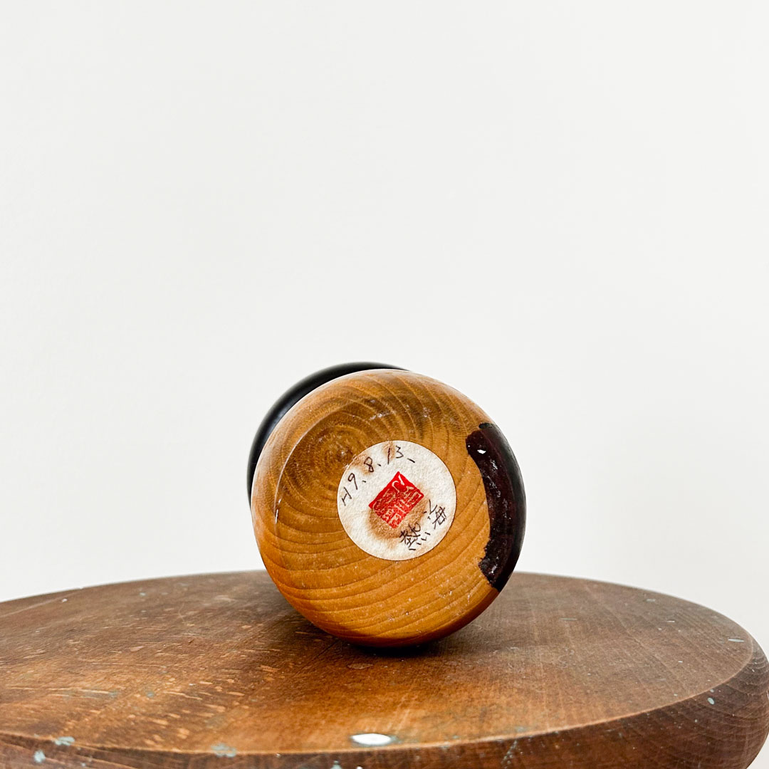 Grande kokeshi Usaburo 26cm– Poupee creative gravee de fleurs de prunier - Image 5
