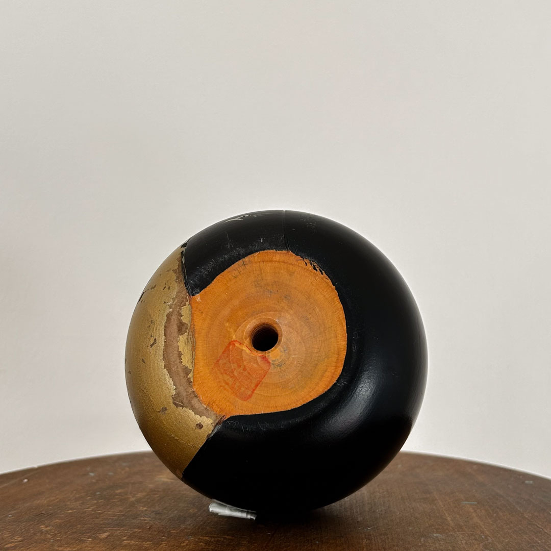 Kokeshi Toa Sekiguchi 11cm – Poupee creative ronde et dense aux motifs dore et argente - Image 5