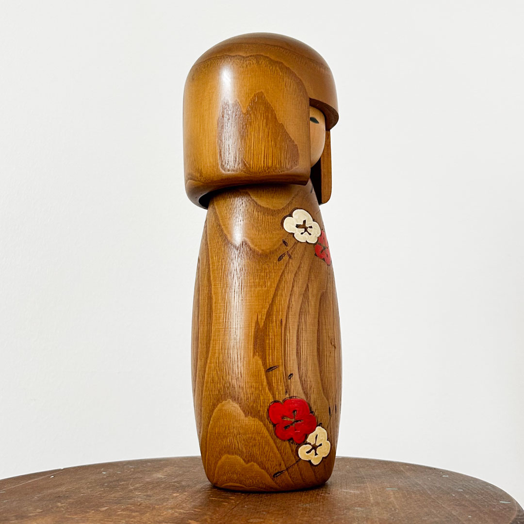 Grande kokeshi Usaburo 26cm– Poupee creative gravee de fleurs de prunier - Image 4