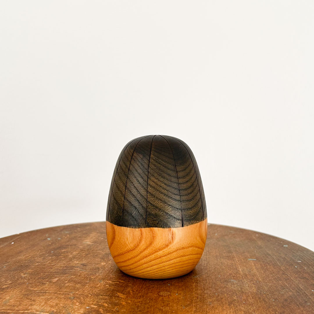 Petite kokeshi Usaburo 9.5cm – Poupee creative ovale aux feuilles d'erable Momiji - Image 3