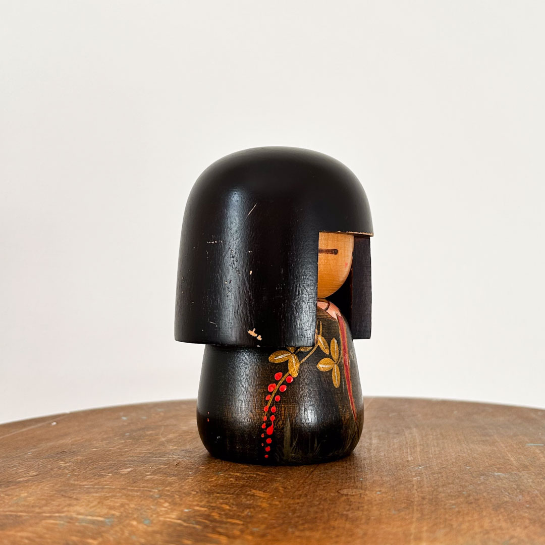 Kokeshi par Houraku 11cm– Petite poupee creative avec motifs dore et rouge - Image 4