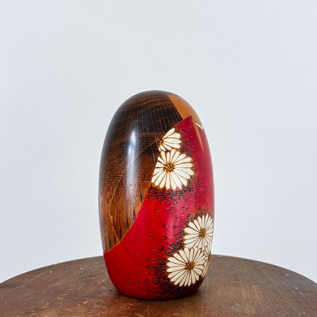 Kokeshi Usaburo Hanakoromo 17.5cm – Poupee creative ovale aux motifs de chrysanthemes - Image 4