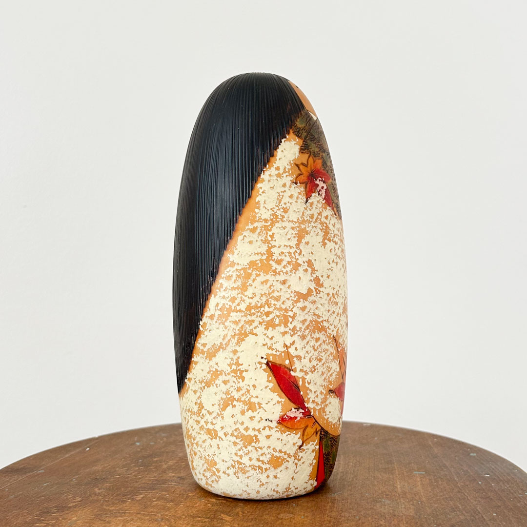 Kokeshi Usaburo 22cm – Poupee creative ovale peinte de feuilles d'erable et effet de neige - Image 4