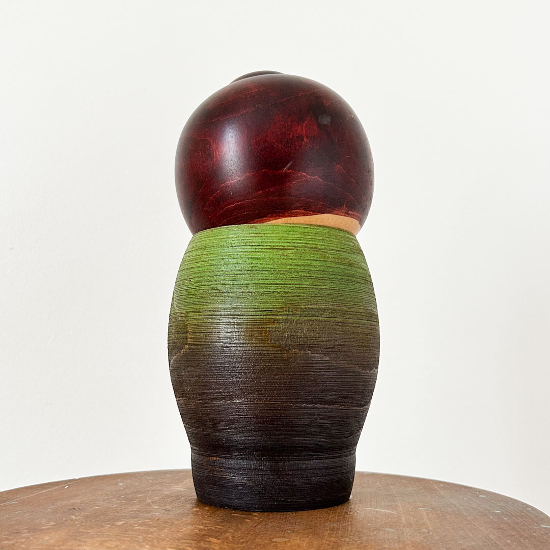 Kokeshi artisanale en bois par Masae Fujikawa 24cm – Poupee creative gravee de motifs floraux sur fond degrade - Image 3