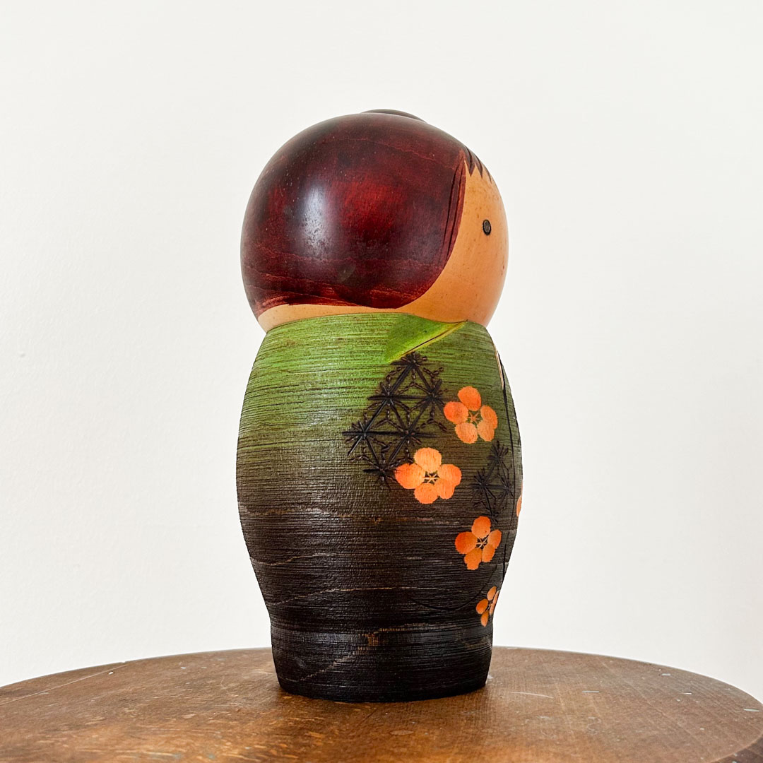 Kokeshi artisanale en bois par Masae Fujikawa 24cm – Poupee creative gravee de motifs floraux sur fond degrade - Image 4