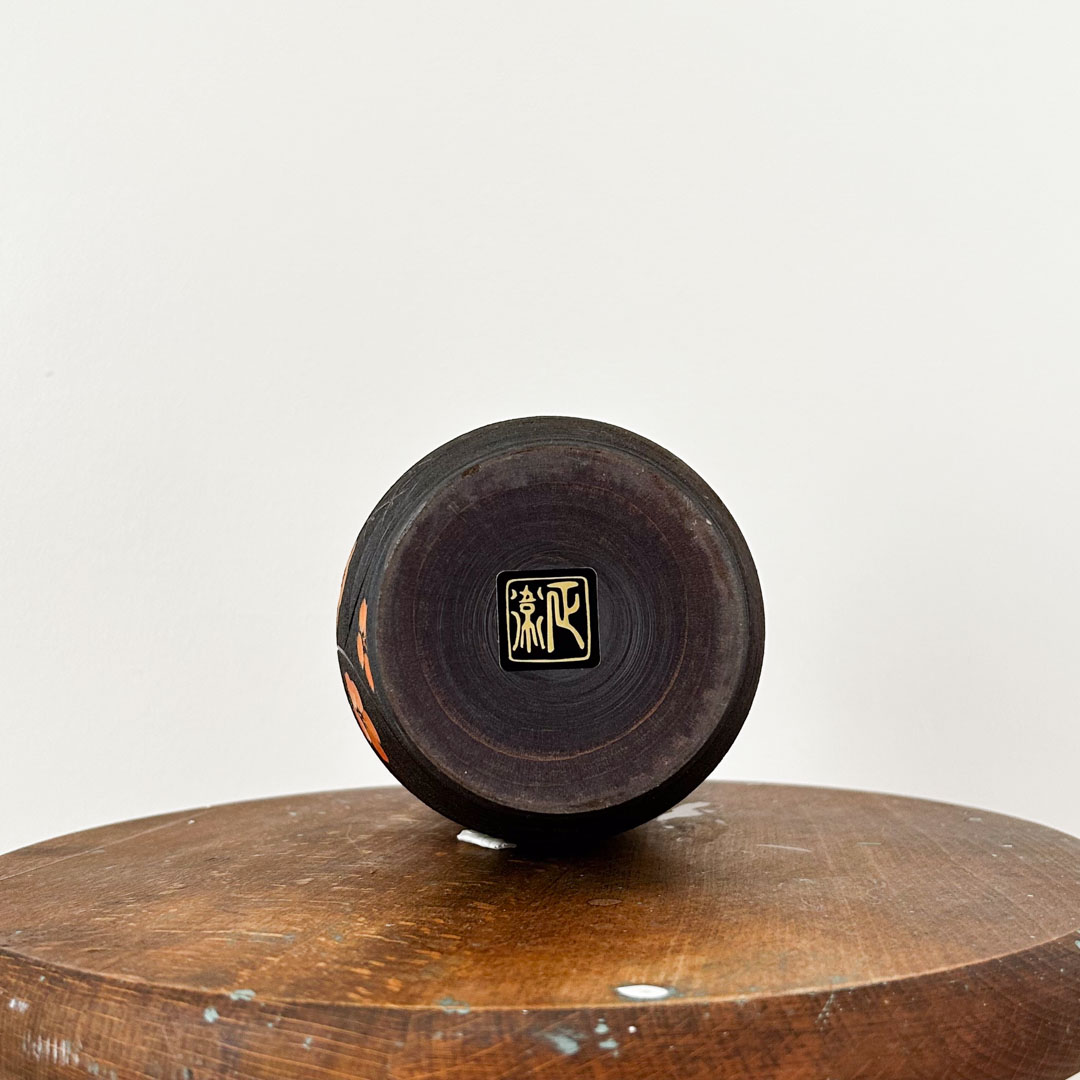 Kokeshi artisanale en bois par Masae Fujikawa 24cm – Poupee creative gravee de motifs floraux sur fond degrade - Image 5