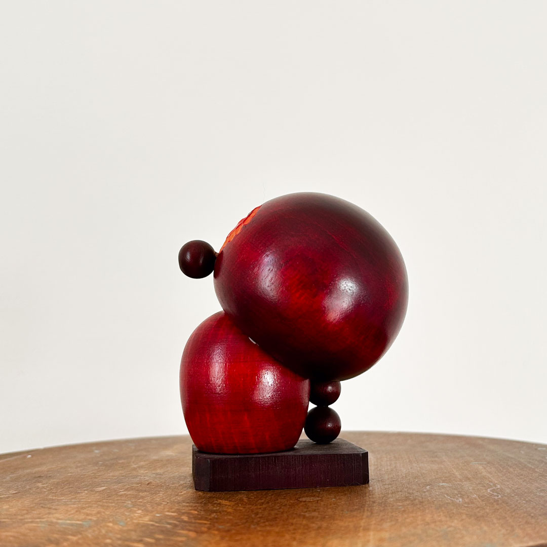 Kokeshi Chie Tamura 10.5cm – Poupee creative inclinée rouge aux fleurs sculptées - Image 4