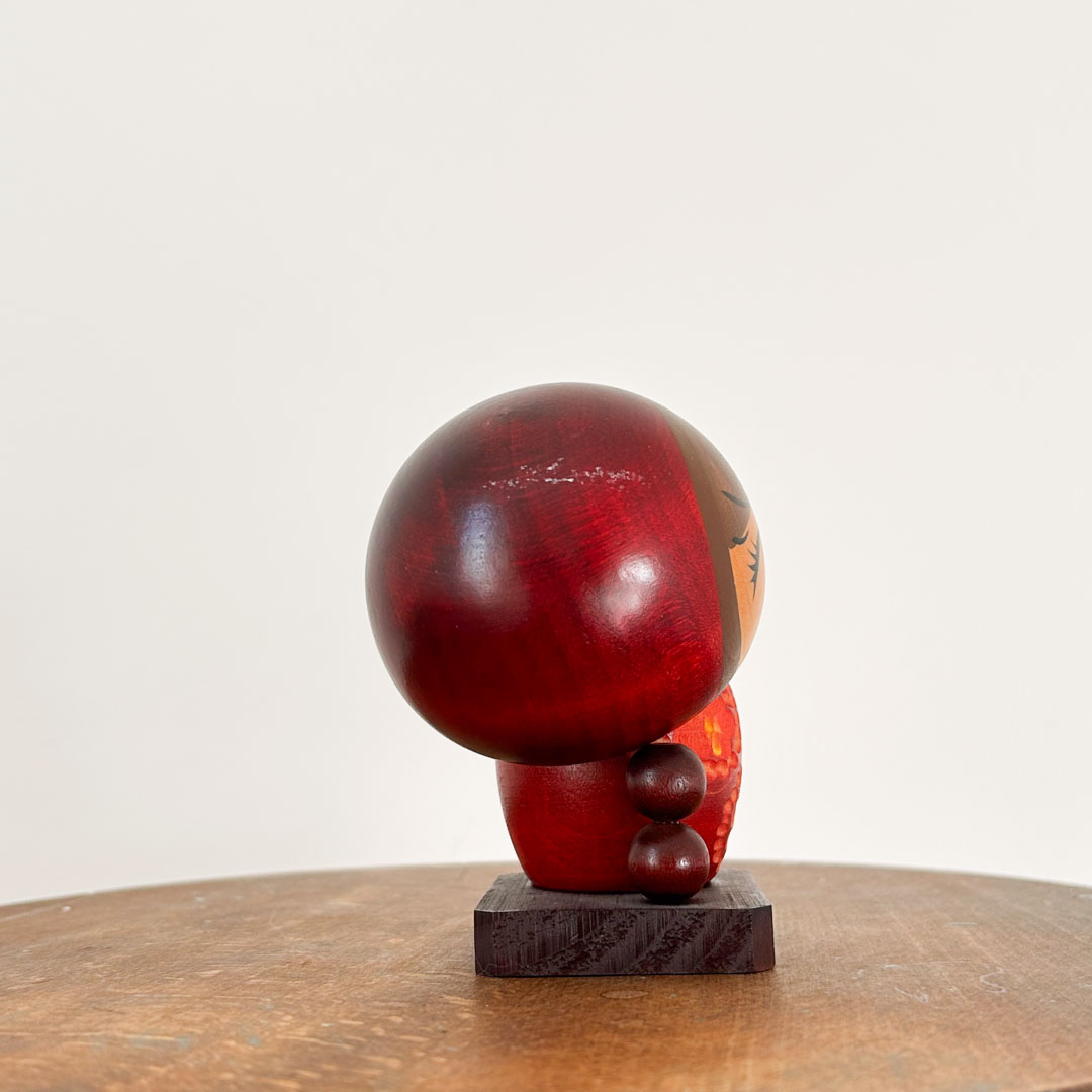 Kokeshi Chie Tamura 10.5cm – Poupee creative inclinée rouge aux fleurs sculptées - Image 3