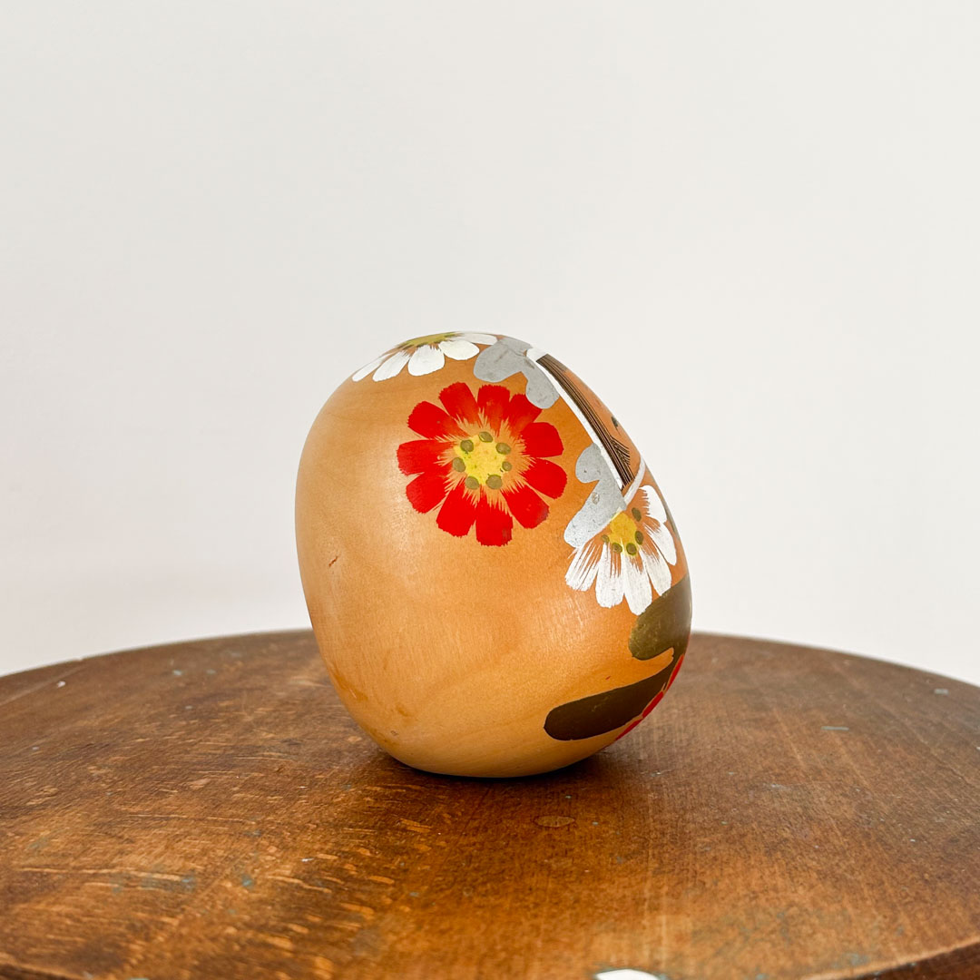 Kokeshi artisanale Ryoka Aoki 9.5cm – Petite poupee creative ovale aux fleurs de chrysantheme et dorures - Image 4