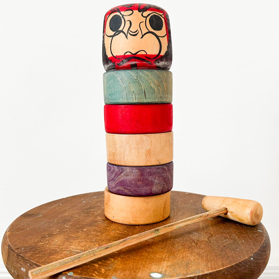 Jeu traditionnel japonais Daruma Otoshi en bois – Jouet vintage avec marteau (Hauteur 24cm) - Image 6