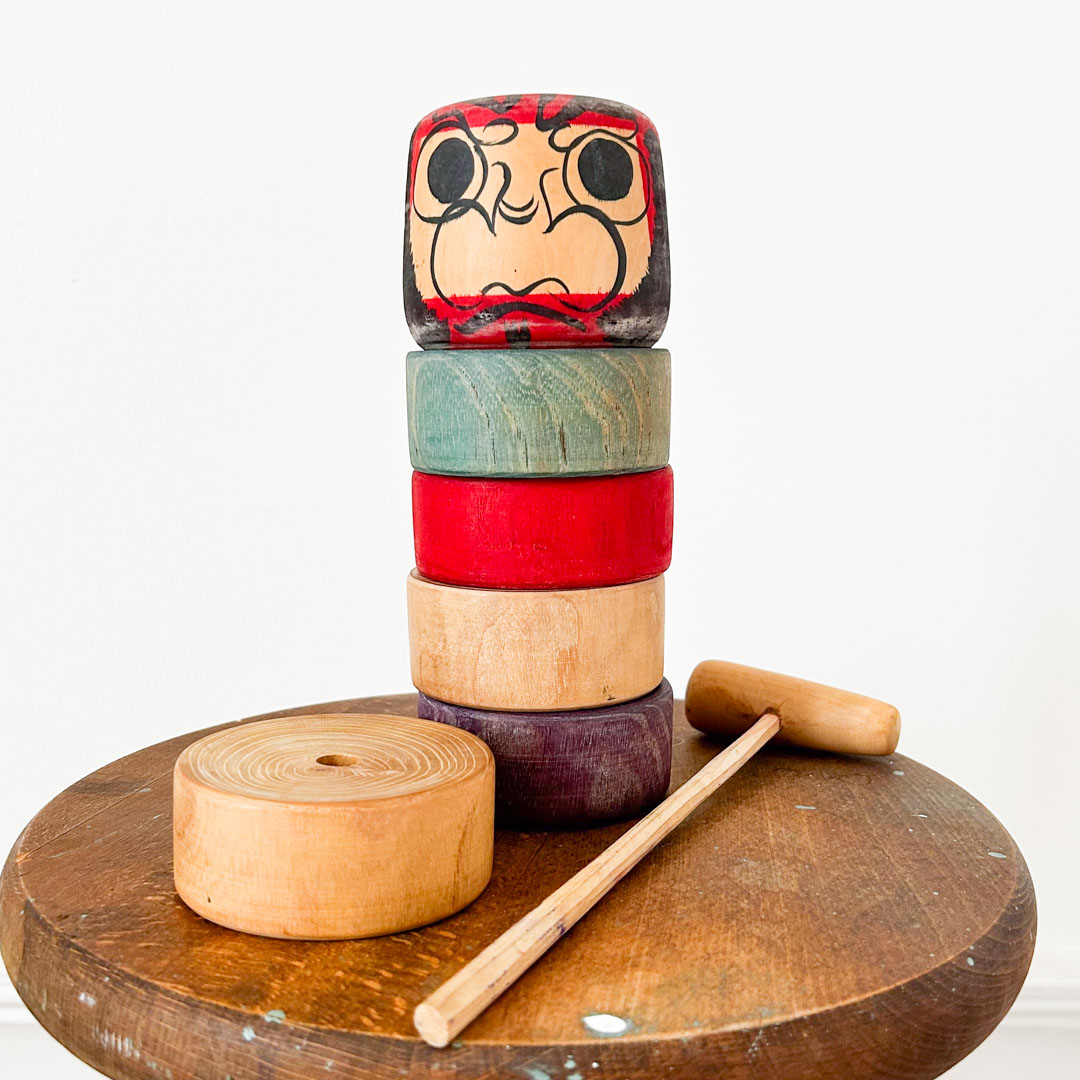 Jeu traditionnel japonais Daruma Otoshi en bois – Jouet vintage avec marteau (Hauteur 24cm) - Image 7